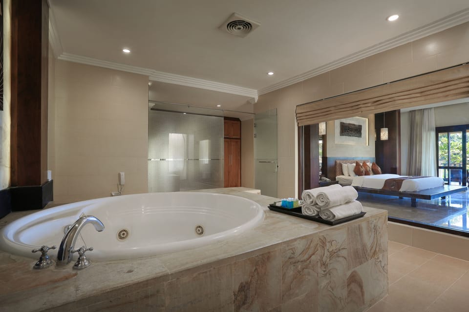 Suite, 1 King Bed, Ocean View | Bathroom | Free toiletries, hair dryer, towels, soap