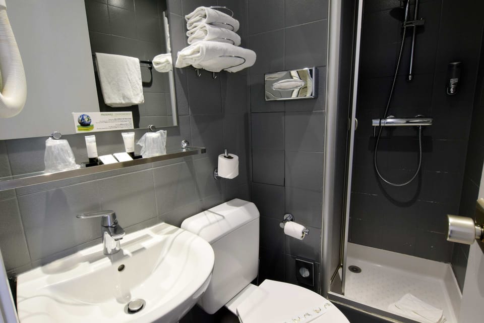 Double Room | Bathroom | Free toiletries, hair dryer, towels