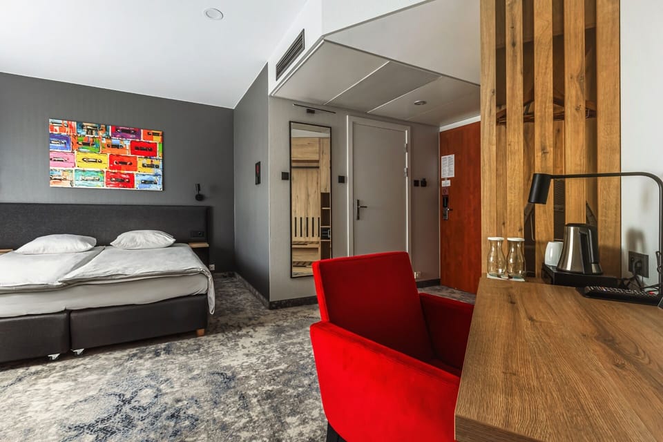 Junior Suite | In-room safe, desk, blackout drapes, free WiFi