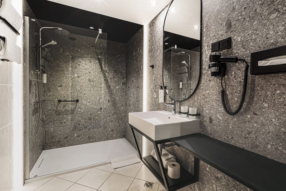 Superior Room, 1 Queen Bed | Bathroom | Hair dryer, towels, soap, shampoo