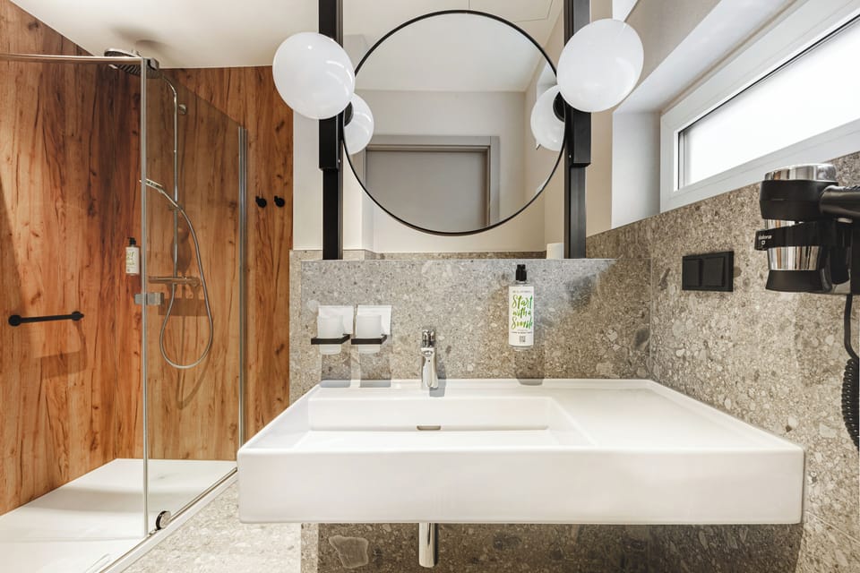 Superior Double Room | Bathroom | Free toiletries, hair dryer, towels