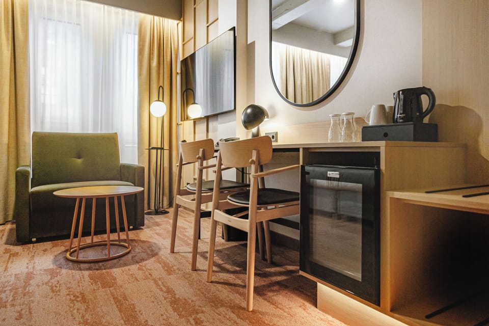 Superior Twin Room | In-room safe, desk, laptop workspace, blackout drapes