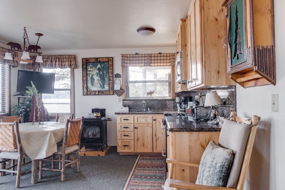 Oven, stovetop, coffee/tea maker, cookware/dishes/utensils