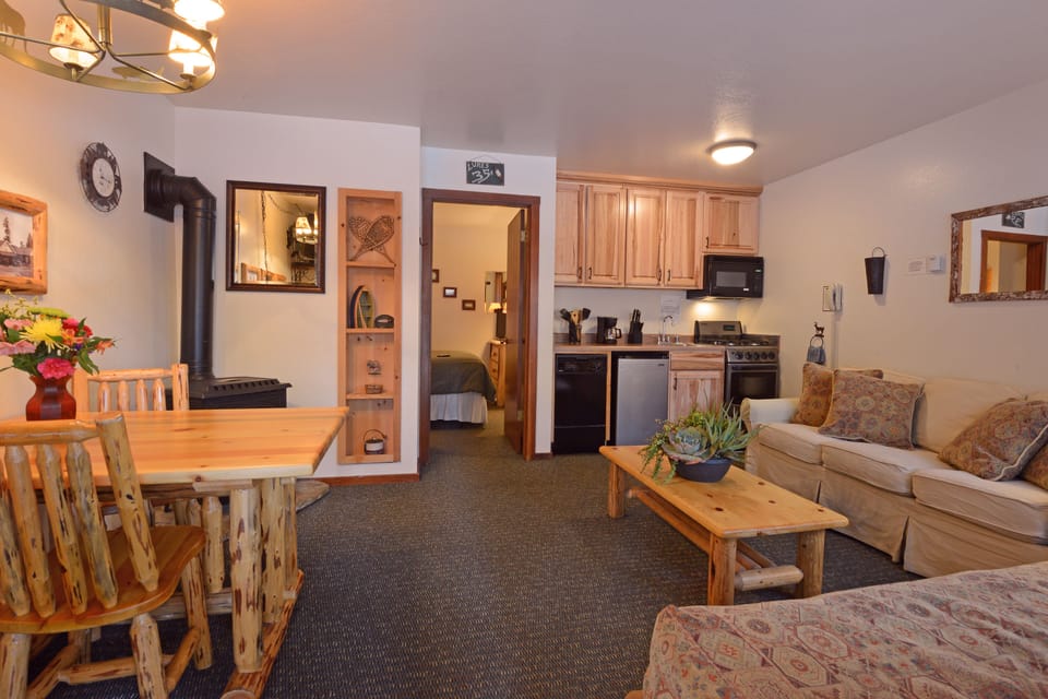 Cottage, 1 Bedroom, Mountainside | Private kitchenette | Oven, stovetop, coffee/tea maker, cookware/dishes/utensils