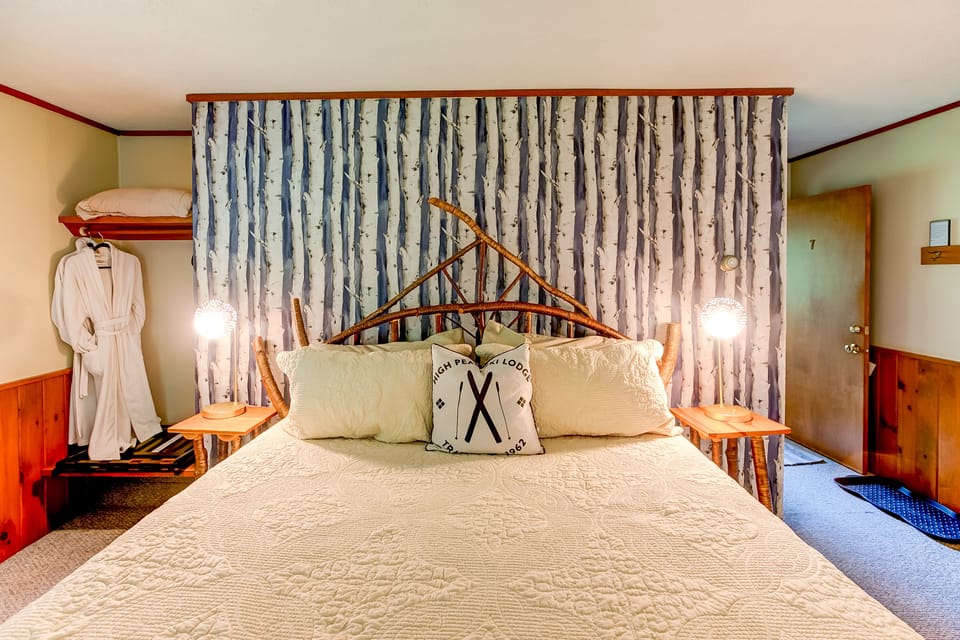 Room 7 - Aspen | Individually decorated, individually furnished, blackout drapes