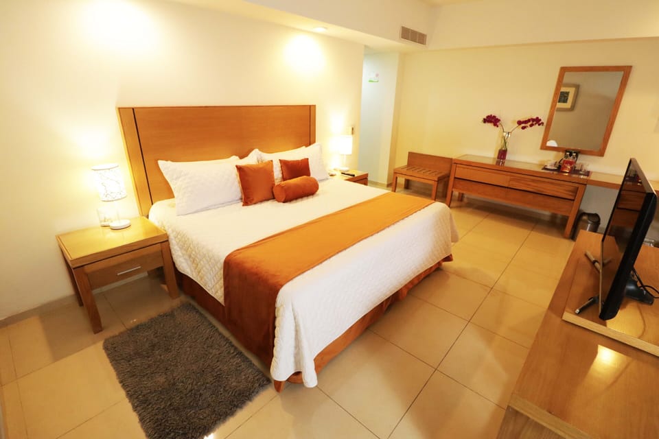 Deluxe Room, 1 King Bed | In-room safe, desk, iron/ironing board, WiFi (free)