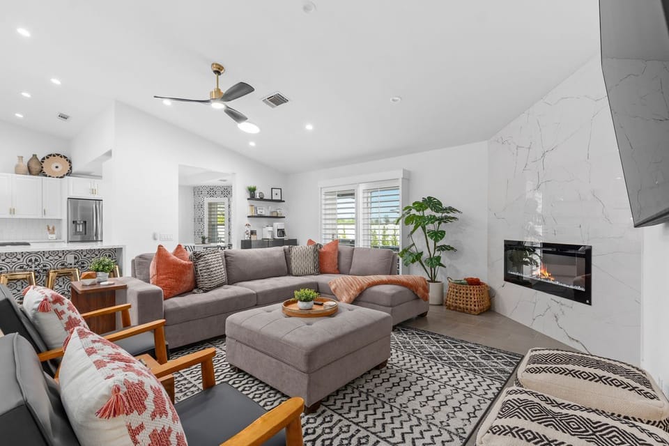 Livingroom / Coffee bar/ kitchen 