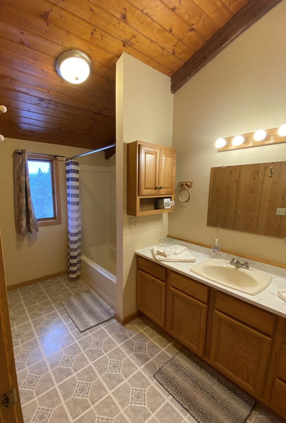 Room (Mustang) | Bathroom | Free toiletries, hair dryer, towels, shampoo