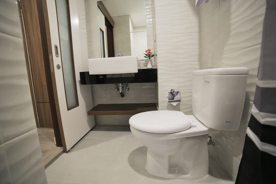 Superior Double or Twin Room | Bathroom | Shower, free toiletries, hair dryer, bathrobes