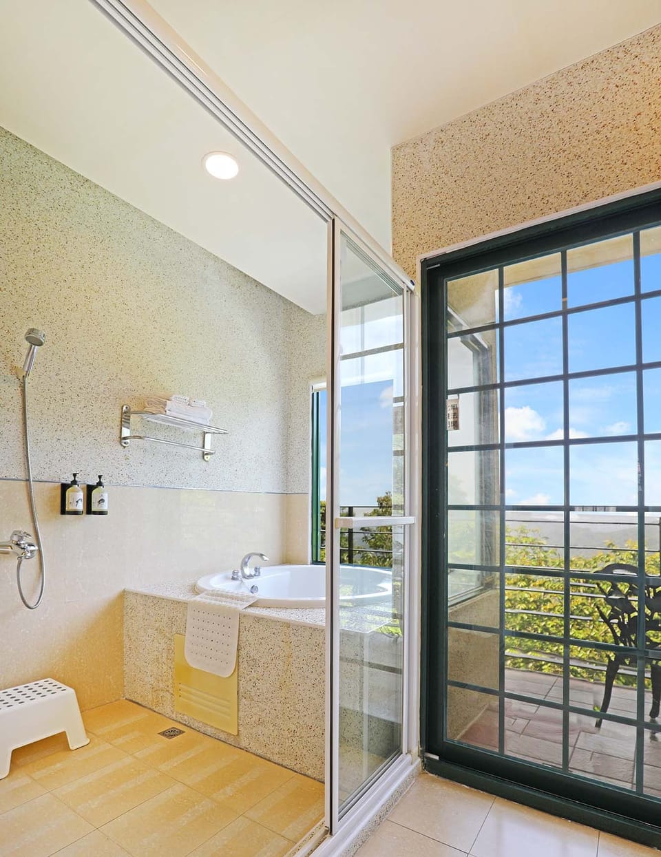 Deluxe Room | Bathroom | Slippers, towels