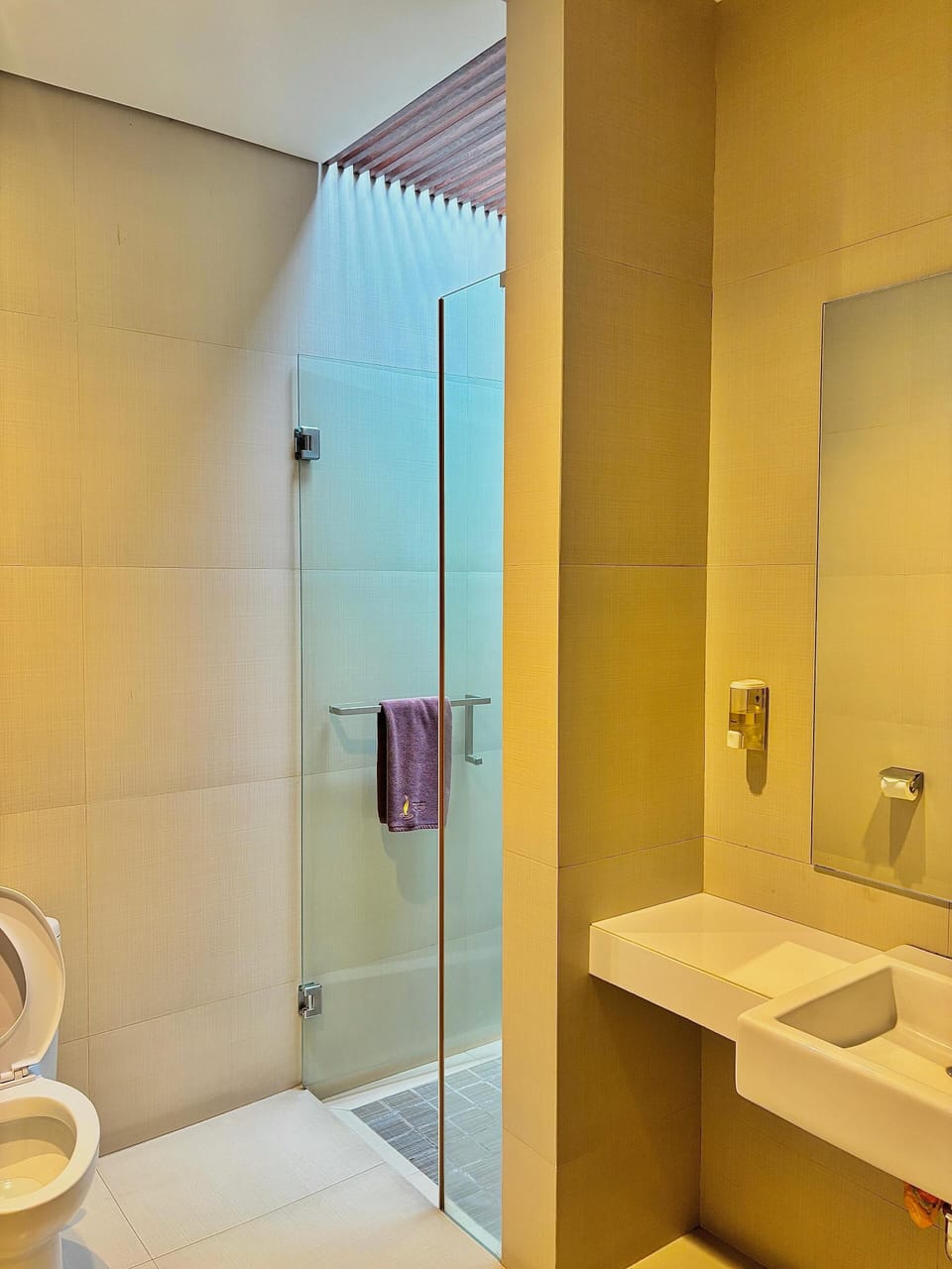 Suite | Bathroom | Shower, free toiletries, hair dryer, bidet
