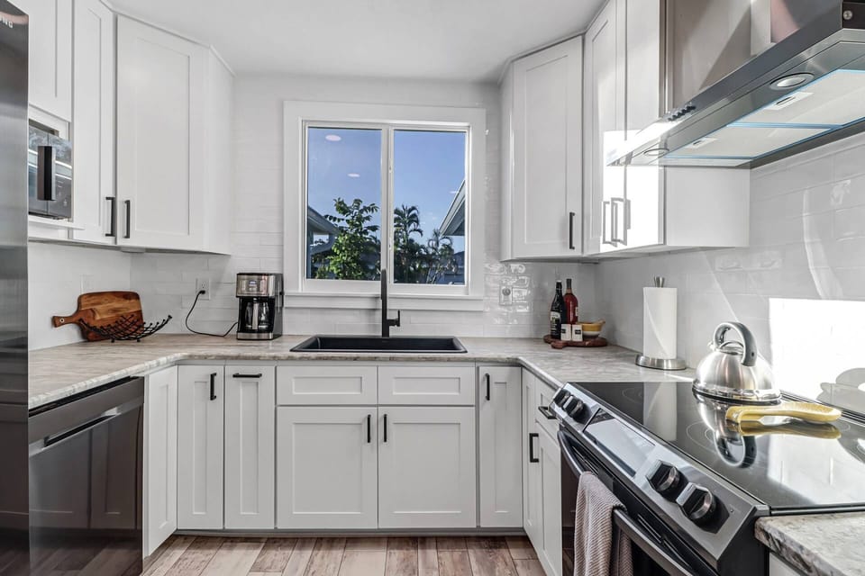 Clean and bright kitchen - everything you might need in Fort Myers - river area.