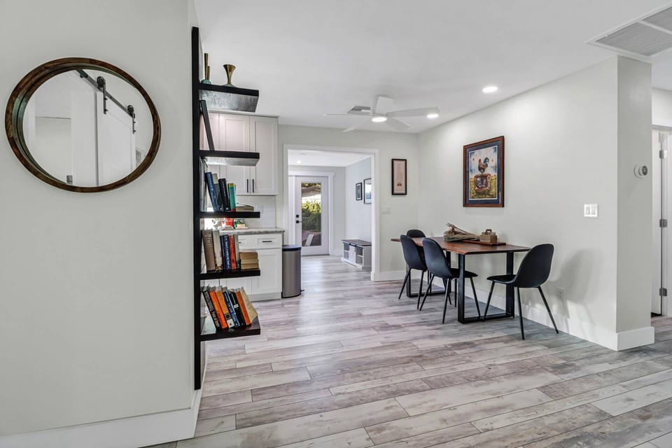 A beautiful transition space between the kitchen & living room.