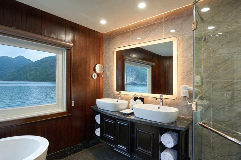 Ambassador Captain View Suite - Double or Twin | Bathroom | Free toiletries, hair dryer, bathrobes, slippers