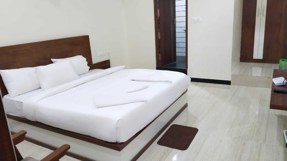 Deluxe Room | Select Comfort beds, desk, WiFi (free), bed sheets