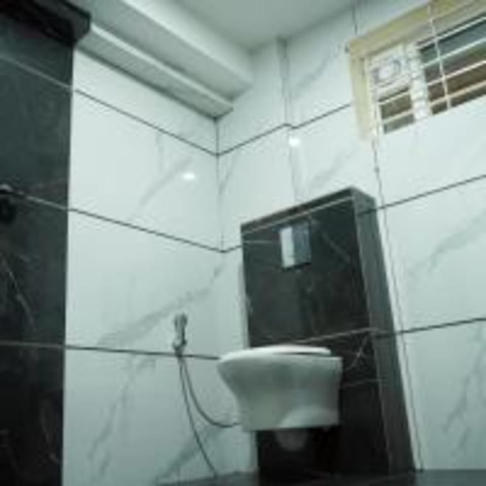 Deluxe Quadruple Room | Bathroom | Shower, rainfall showerhead, towels