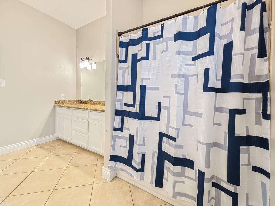 Full Master Bathroom 1st Floor