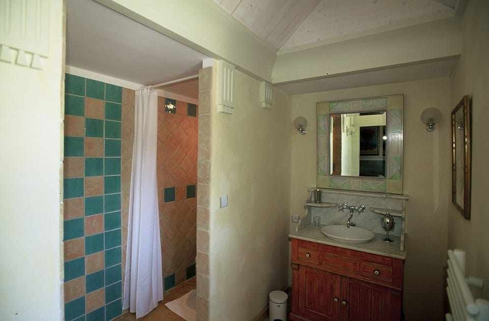 Superior Twin Room | Bathroom | Shower, hair dryer, towels
