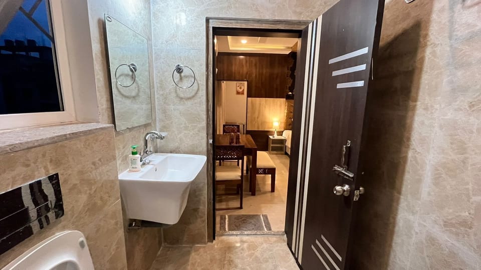 Presidential Suite | Bathroom | Shower, rainfall showerhead, free toiletries, towels