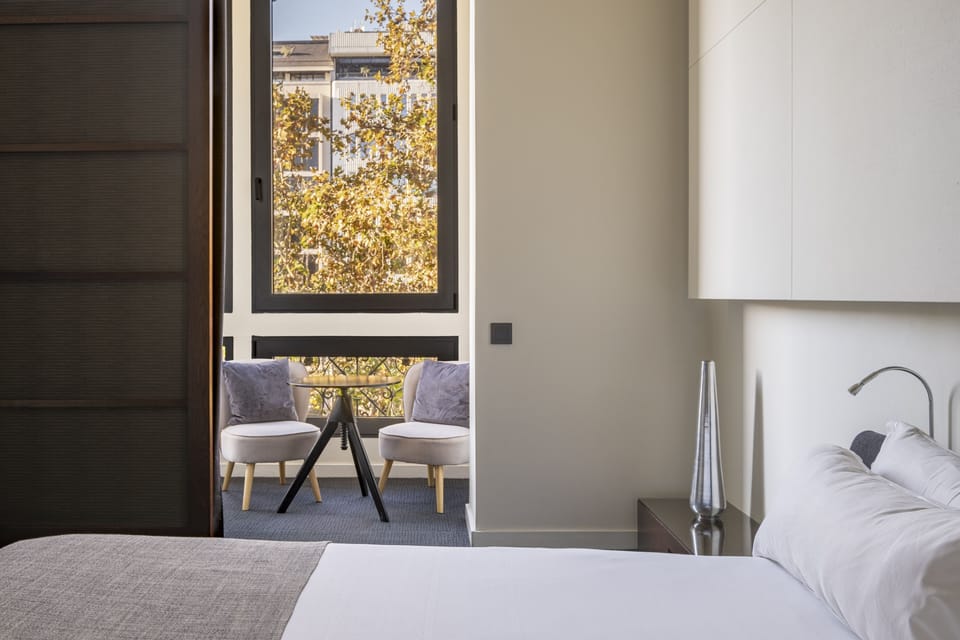 Deluxe Room | Minibar, in-room safe, soundproofing, free WiFi
