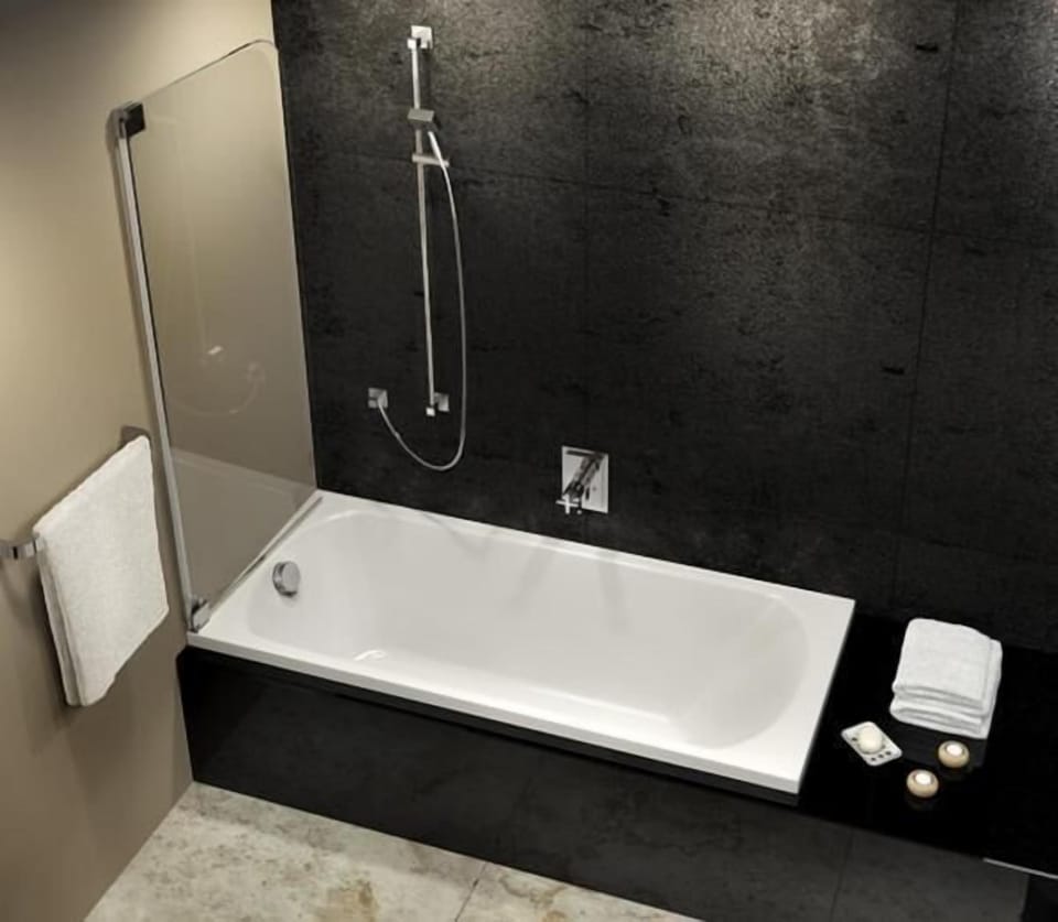 Combined shower/tub, rainfall showerhead, designer toiletries