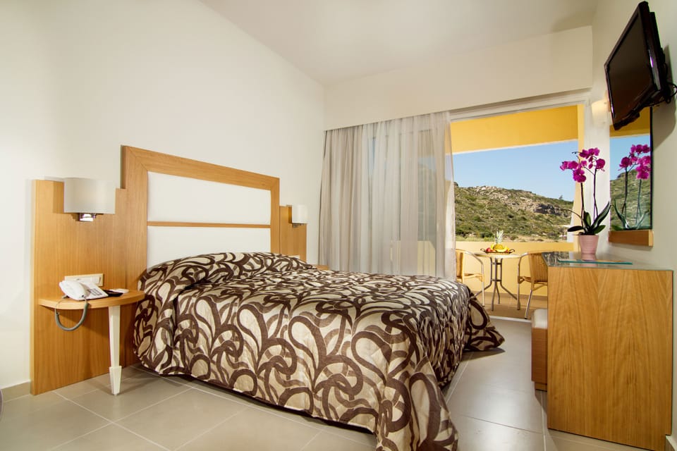 1 bedroom, desk, bed sheets
