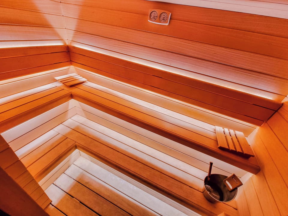 Sauna, Turkish bath, 3 treatment rooms, manicures and pedicures