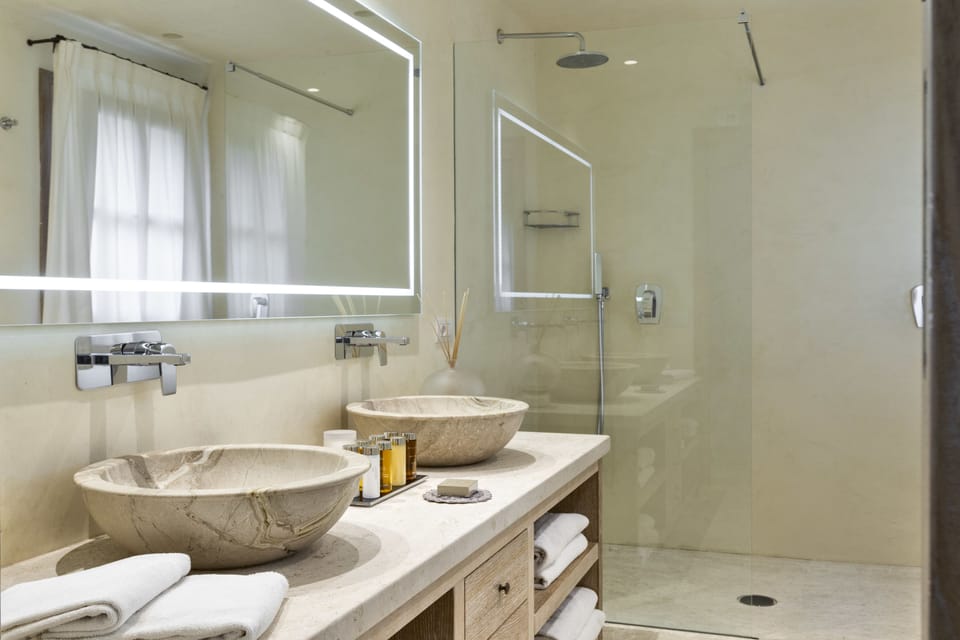 Deluxe Suite, Sea View | Bathroom | Shower, rainfall showerhead, designer toiletries, hair dryer