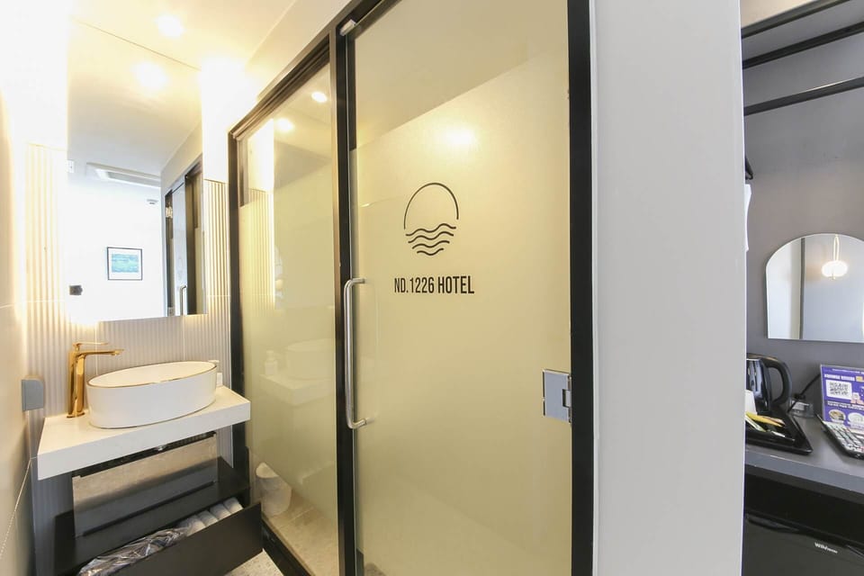 Standard Double Room | Bathroom | Separate tub and shower, free toiletries, hair dryer, bathrobes