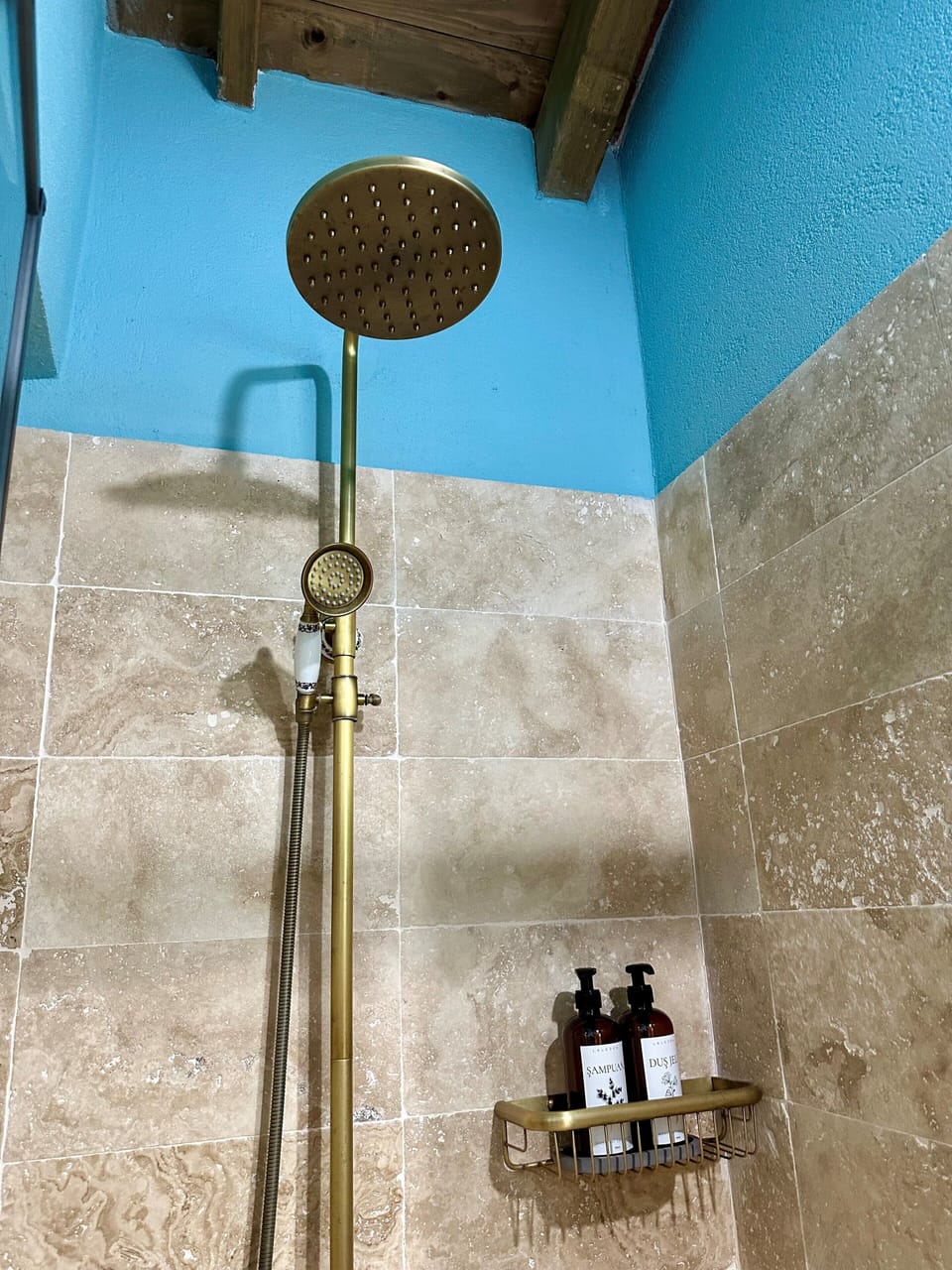 Design Triple Room | Bathroom | Shower, rainfall showerhead, hair dryer, bathrobes