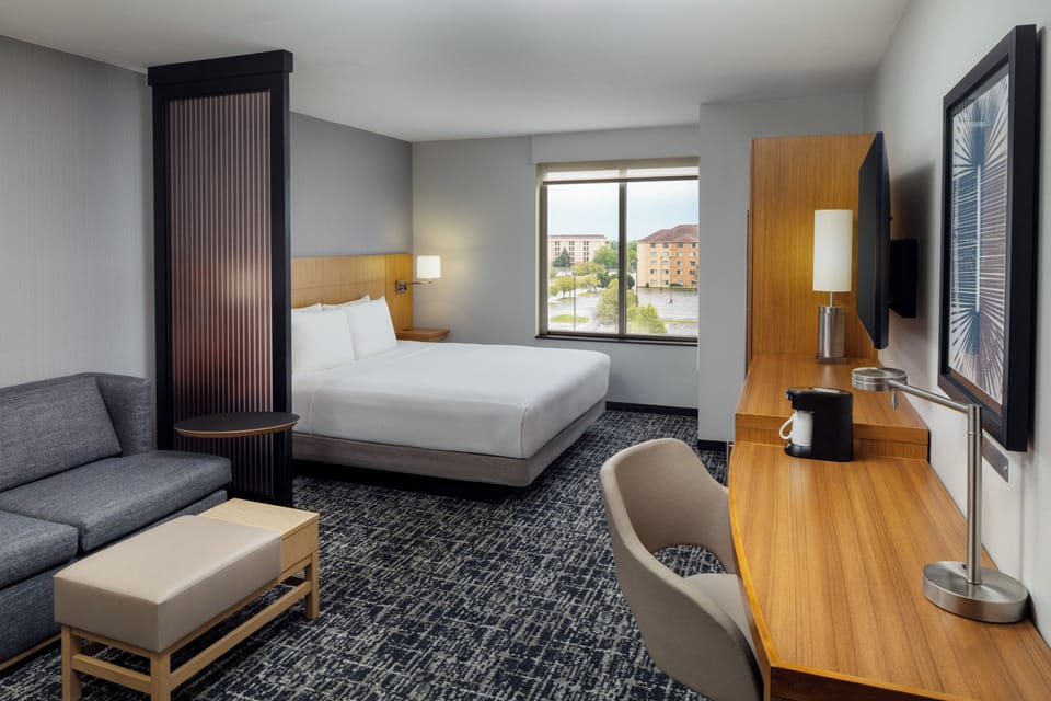 Room, 1 King Bed | Desk, laptop workspace, blackout drapes, soundproofing