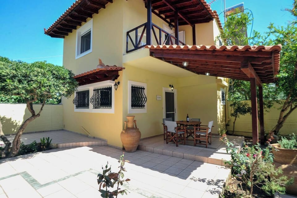 Charming Mesonette Surrounded by Lush Greenery