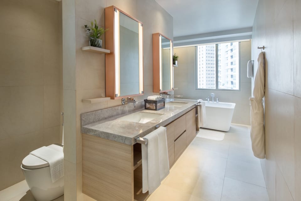Suite | Bathroom | Free toiletries, hair dryer, bathrobes, slippers