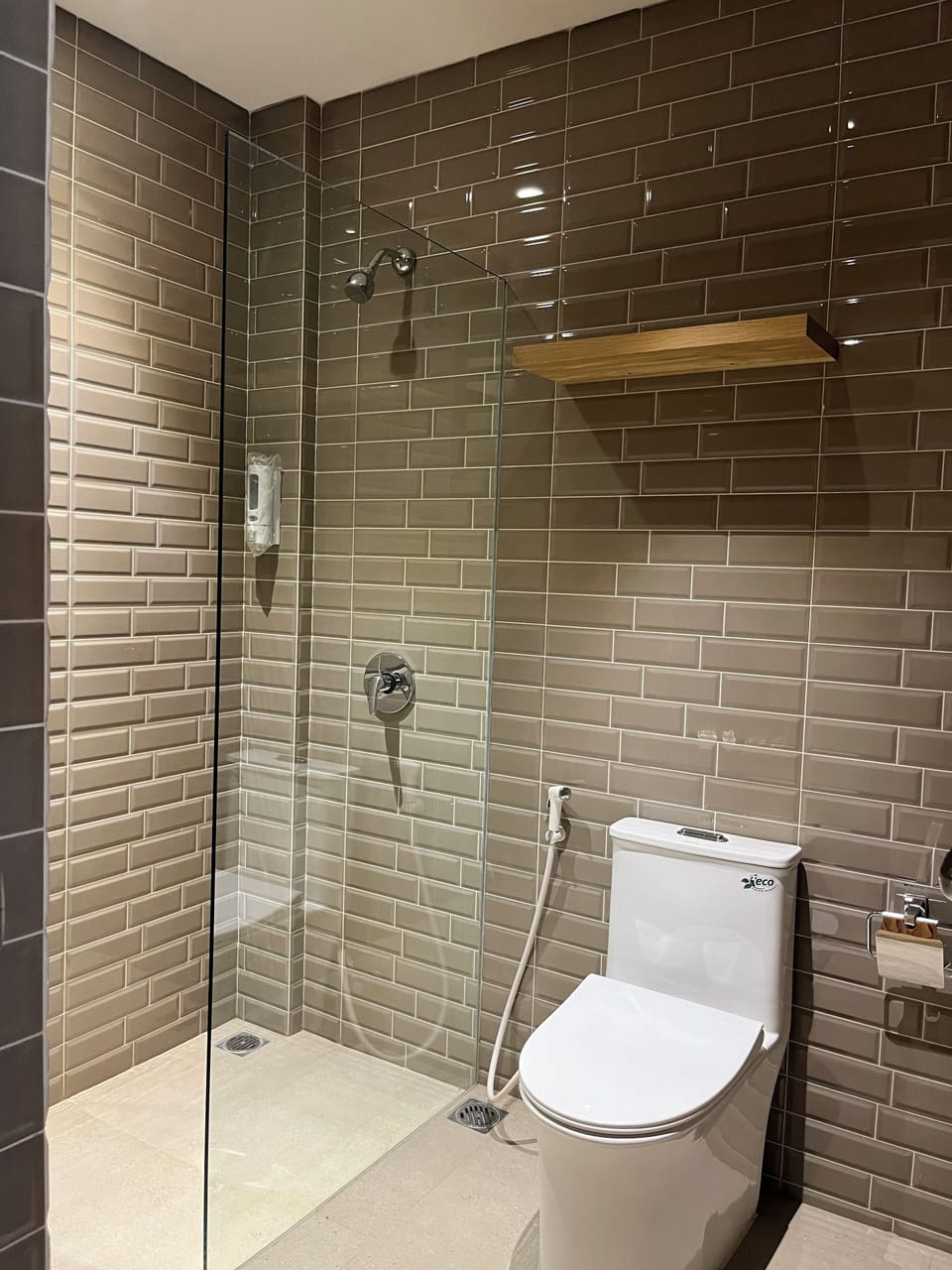 Deluxe Double Room | Bathroom | Slippers