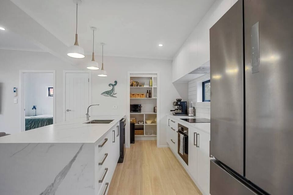 Modern kitchen, with scullery. Coffee machine, air fryer, nutri bullet, microwave and dishwasher.
