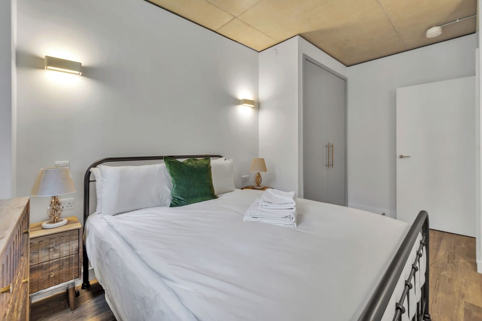 Deluxe Apartment, 1 Bedroom, Non Smoking, Kitchenette | Rollaway beds, free WiFi, bed sheets