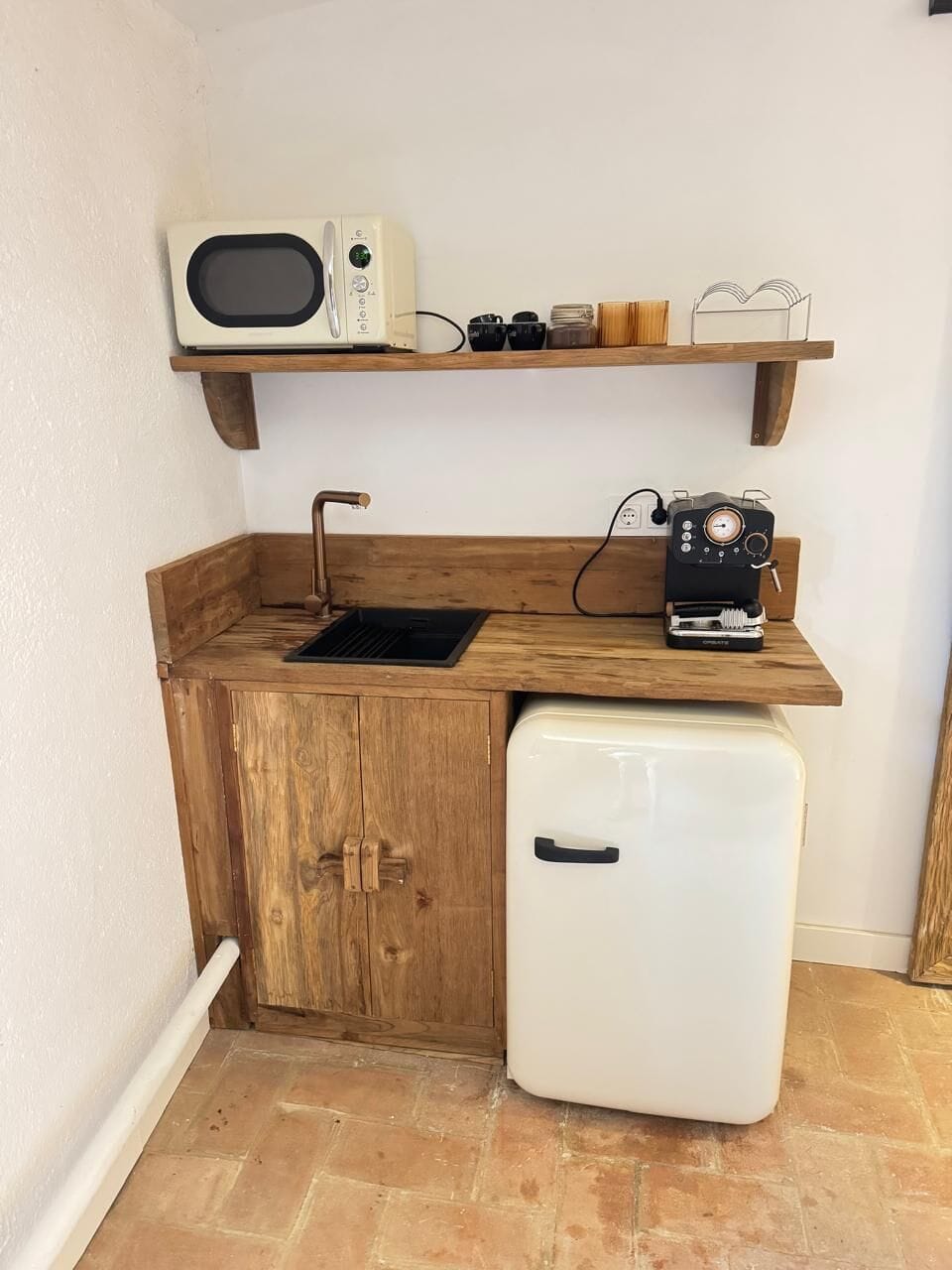 Shower, free toiletries, bidet, towels