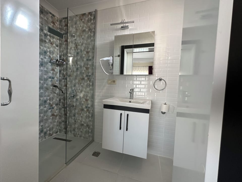 Standard Triple Room | Bathroom | Slippers