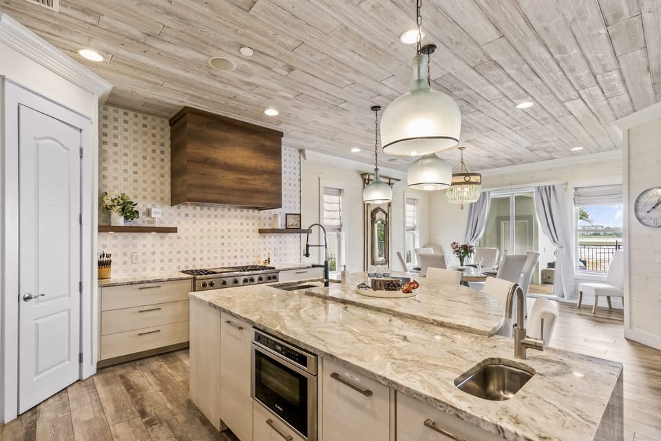 Fully equipped kitchen and dining
