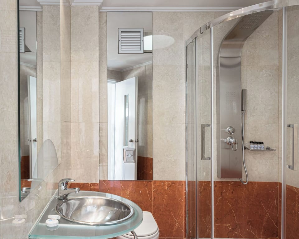 Shower, rainfall showerhead, free toiletries, hair dryer