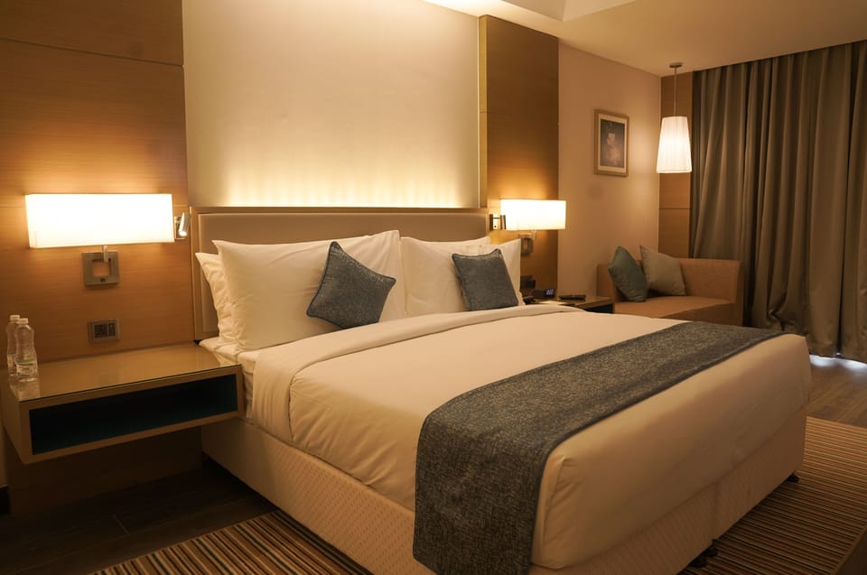 Deluxe Double or Twin Room | Minibar, in-room safe, individually furnished, desk