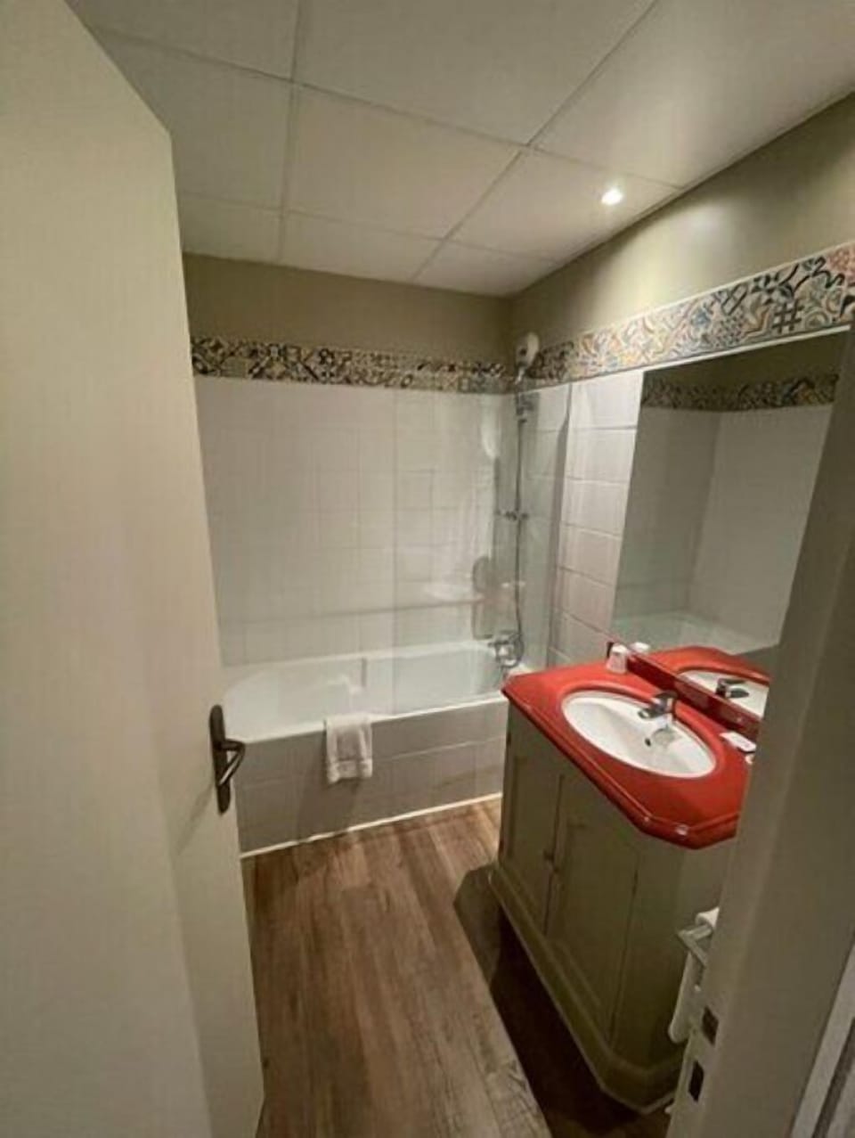 Executive Room | Bathroom | Bathtub, free toiletries, hair dryer, towels