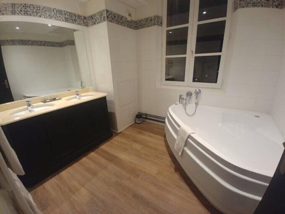 Junior Suite | Bathroom | Bathtub, free toiletries, hair dryer, towels