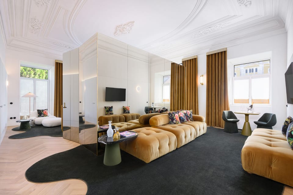 Suite Signature Vista Alegre | Minibar, in-room safe, individually decorated, desk