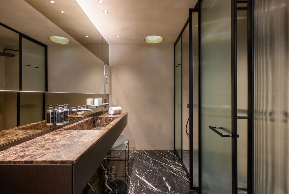 Suite Signature Vista Alegre | Bathroom | Shower, rainfall showerhead, free toiletries, hair dryer