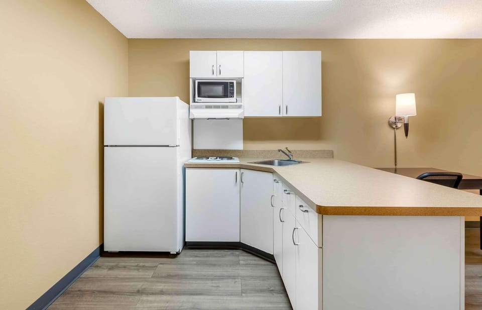 Coffee/tea maker, full-size fridge, microwave, stovetop