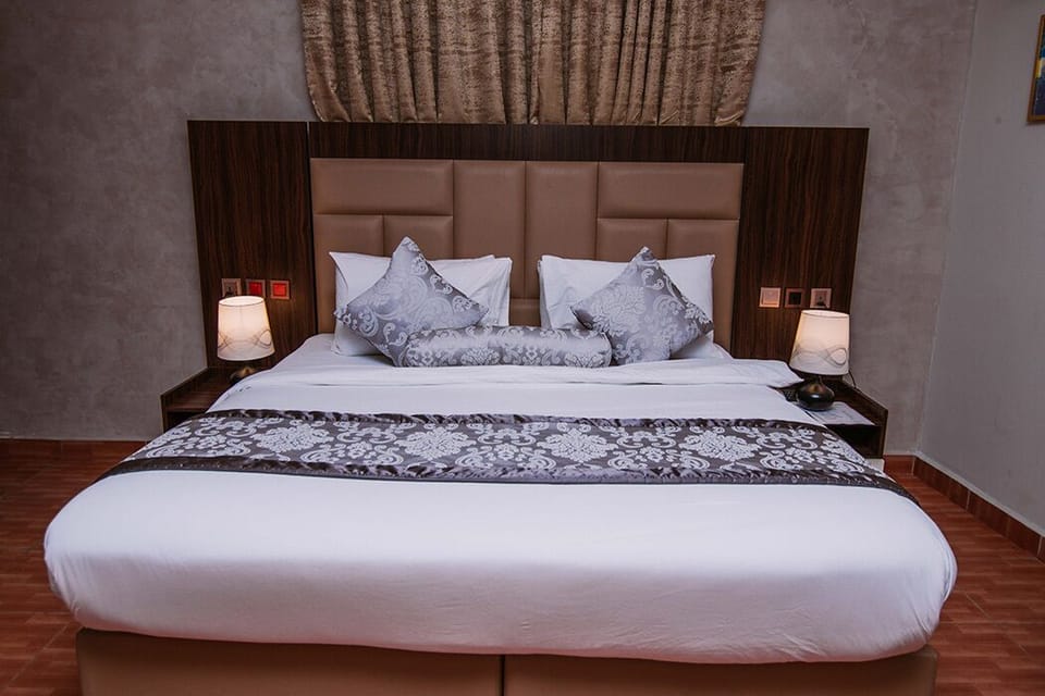 Executive Room | 1 bedroom, in-room safe, desk, laptop workspace