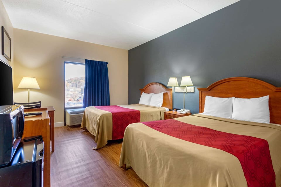 Standard Double Room, 2 Double Beds, Non Smoking | Free WiFi, bed sheets