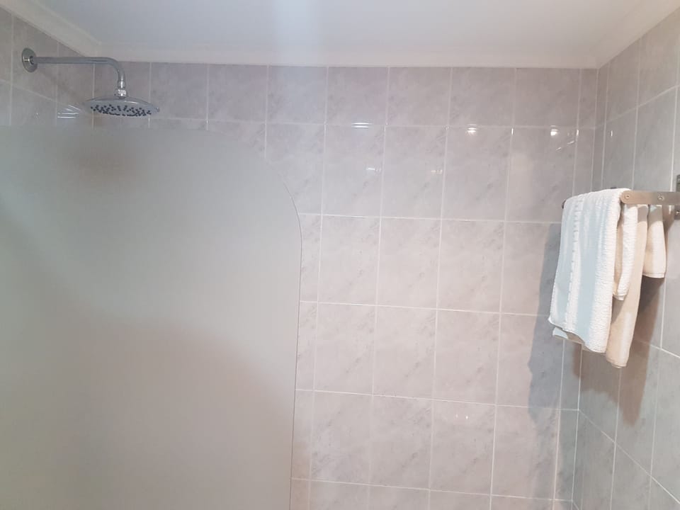 Combined shower/tub, deep soaking tub, rainfall showerhead