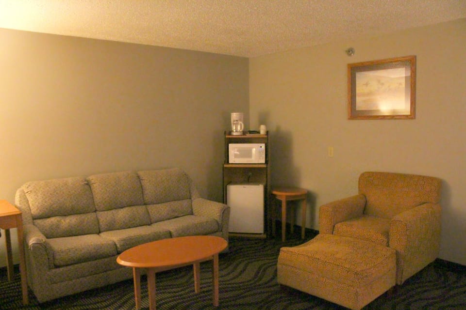 Deluxe Room, 2 Queen Beds, Refrigerator & Microwave | Living area | TV